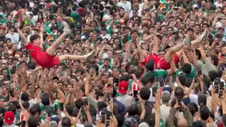 Durante Fan Fest coreano es lanzado por los aires por fanaticada mexicana | VIDEO