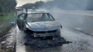 Automóvil termina calcinado en la vía Mérida-Cancún