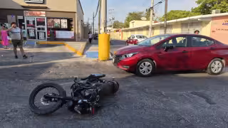 Motociclista ebrio causa accidente en el centro
