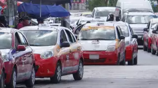 El taxista le pidió fotos a la joven