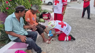 Hombre resulta lesionado en un pie tras cortarse con un vidrio en la colonia Manigua