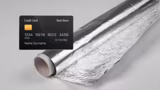 ¿Sirve envolver las llaves del auto y tus tarjetas en papel aluminio? Resolvemos el misterio