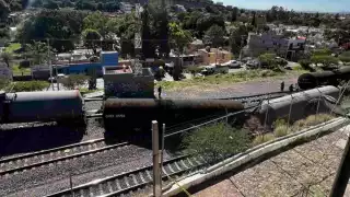 Tren repleto de combustible se descarrila en El Marqués, Querétaro