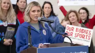 La nadadora Riley Gaines fue golpeada durante una conferencia por activistas trans