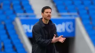 Xabier Alonso Olano tiene 42 años de edad, es un exfutbolista y entrenador español