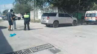 El conductor de la camioneta, aunque intentó evitar el golpe, le pega de costado y lo proyecta algunos metros, para quedar al final tirado en el pavimento.