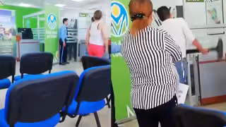 Hombre descubre que su esposa le fue infiel con su jefe y hace escándalo en su oficina: VIDEO