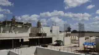 Todo el complejo está conectado con la zona arqueológica a través de un camino blanco (sac-be) que cruza bajo un paso a desnivel