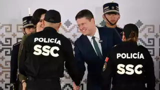 Pablo Vázquez Camacho, titular de la SSC, fue el encargado de distinguirlos