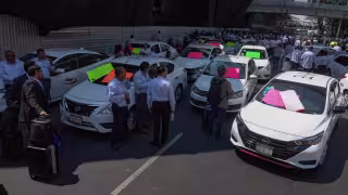 Plataformas podrían operar en zonas específicas, señala Sheinbaum Pardo tras protestas de taxistas en el AICM