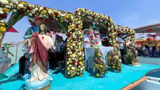 En Sabancuy, festejan el Día del Pescador con procesión en lanchas llevando la Santa Cruz