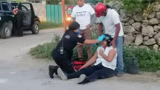 Vecinos, al escuchar la colisión de la motocicleta con el pavimento, decidieron salir a auxiliar