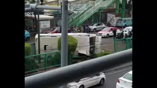 Microbús provoca carambola y vuelca en Canal de Miramontes; conductor intentó huir en Coyoacán