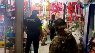 En la colonia Colosio, se aseguraron al menos 10 kilos de pirotecnia, la cual no contaba con los permisos requeridos