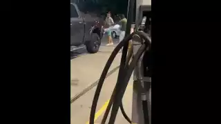 Un hombre en Brasil patea una camioneta y termina baleado en gasolinera