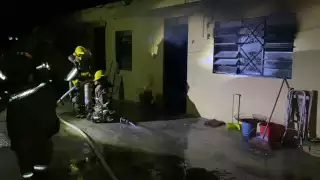 Dentro del cuarto había un tanque de gas LP que tuvieron que enfriar por riesgo de una explosión
