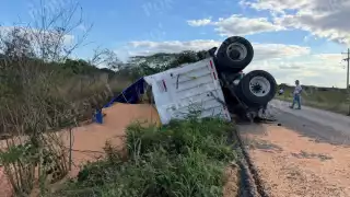 Vuelca remolque de tráiler con 40 toneladas de maíz en Hopelchén