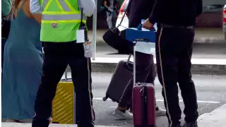 Los elementos de seguridad llevaron a resguardar la maleta, en espera que fuera reclamada por sus dueños.