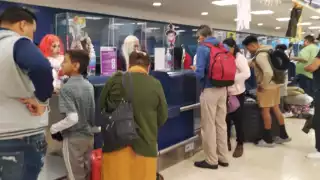 Los viajeros aprovecharon sacarse fotografías con los personajes de miedo