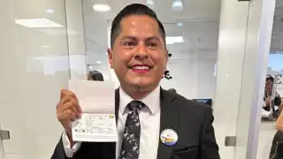 Ociel Baena recibió el primer pasaporte No Binario de México