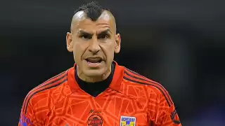 Nahuel Guzmán recibiría duro castigo por usar láser contra Rayados durante el Clásico Regio