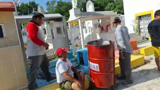 Roban campana de capilla del cementerio de Hecelchakán general en pleno funeral