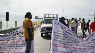 Los taxistas se manifiestan bloqueando vía pública