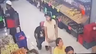 Indignación en Calkiní: captan a sujeto presuntamente fotografiando debajo del vestido de una mujer