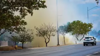 La humareda puso en riesgo el tránsito de vehículos en la zona