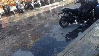 En pleno Centro Histórico, los desagües se esparcen por la calle, inundando la zona de olores pestilentes y poniendo en riesgo la salud de las personas.