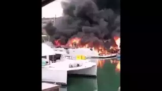 Los yates se consumieron en su totalidad