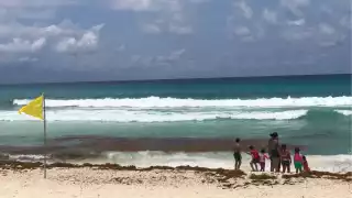 Turistas, tanto nacionales como internacionales, están en el arenal disfrutando de la brisa y el sol