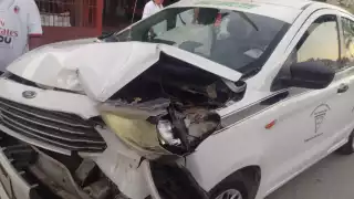 Taxista se impacta contra una camioneta en Felipe Carrillo Puerto