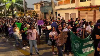 Aproximadamente 500 feministas participan en la Marcha del 8M en Chetumal, la cual ha transcurrido sin reportes de incidentes violentos