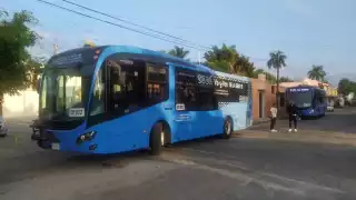 Abuelitos tuvieron que caminar varias calles para llegar a su destino