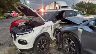 Aparatosa carambola entre tres vehículos en la carretera Ciudad del Carmen–Isla Aguada deja únicamente daños materiales