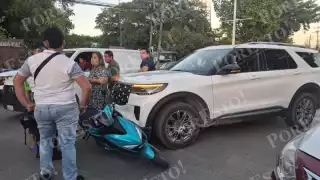 Cuantiosos daños deja choque entre camioneta y motocicleta en la Francisco I. Madero en Ciudad del Carmen