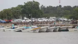 Los hombres de mar esperan que el clima mejore para ir a trabajar y tener ingresos, ya que su economía se vio afectada.