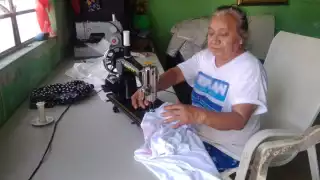 Doña Ana remienda ropa y confecciona vestuarios para los festivales escolares