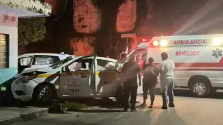 Irresponsabilidad de un conductor provoca doble choque en avenida Juan Sarabia y Francisco J. Mujica