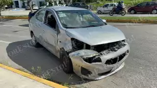 Aparatoso choque en la Avenida Maestros Campechanos deja auto atravesado