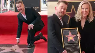 Catherine O'Hara, quien interpretó a su madre en 'Mi Pobre Angelito', fue quien le entregó la Estrella de la Fama