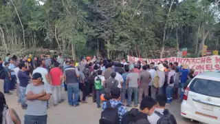 Los inconformes aseguraron que estarían apostados en el lugar hasta que sean atendidos