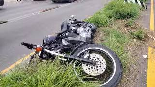 Motociclista sufre traumatismo craneoencefálico tras choque en la vía Mérida-Umán