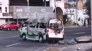 Ataque armado e incendio de Urvan en Acapulco deja chofer calcinado y cuatro heridos