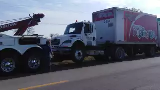 El tráiler fue remolcado por una grúa