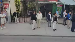 También los obreros buscaron entrar en calor con el primer café del día, mientras que otros agilizaron el paso para entrar en calor.