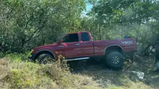 La camioneta tuvo que ser remolcada por una grúa