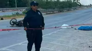 La pareja perdió el control d ela moto y se estrelló con el asfalto, muriendo instantáneamente