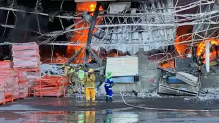 Una bodega dedicada al almacenaje de plásticos, madera y carbón, en Santa Catarina, Nuevo León